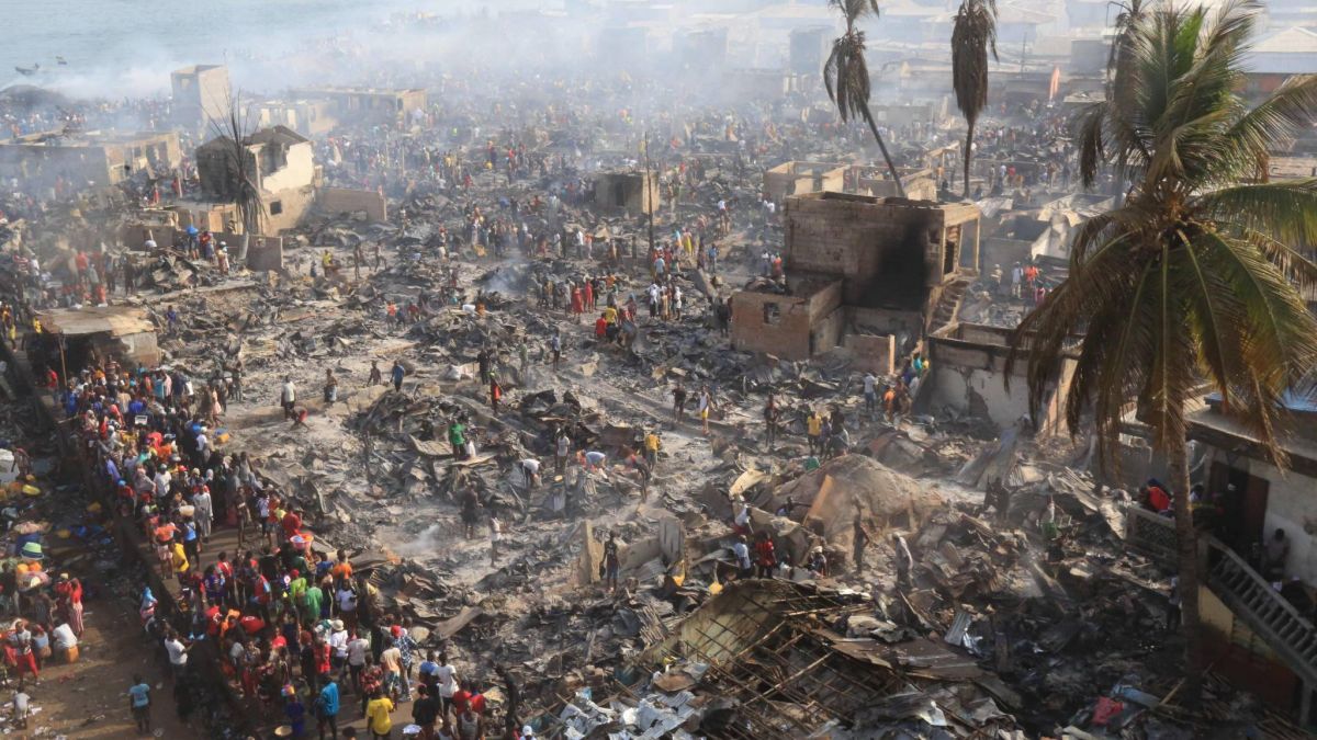 L'un des plus grands bidonvilles ravagé par le feu L'un des plus grands bidonvilles ravagé par le feu