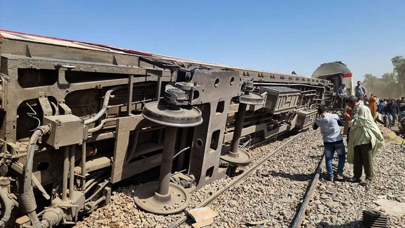 L'Egypte enterre les premières victimes de la catastrophe ferroviaire
