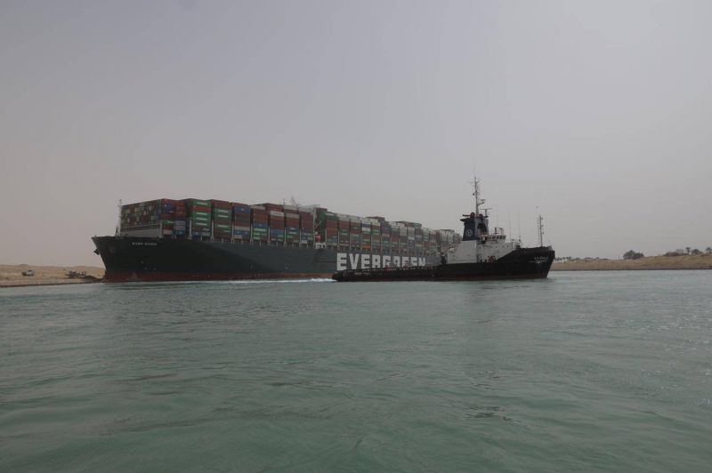 Canal de Suez : Dégager le navire pourrait prendre des semaines, selon la société de sauvetage
