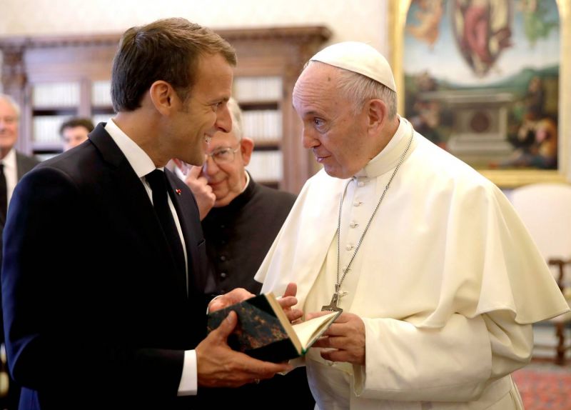 Macron et le pape évoquent la situation au Liban lors d'un appel téléphonique