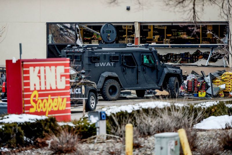 Un homme de 21 ans inculpé pour la tuerie dans un supermarché du Colorado