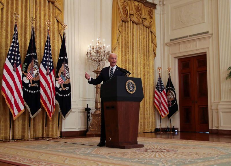 Biden met l'accent sur les vaccins et annonce envisager de se représenter en 2024