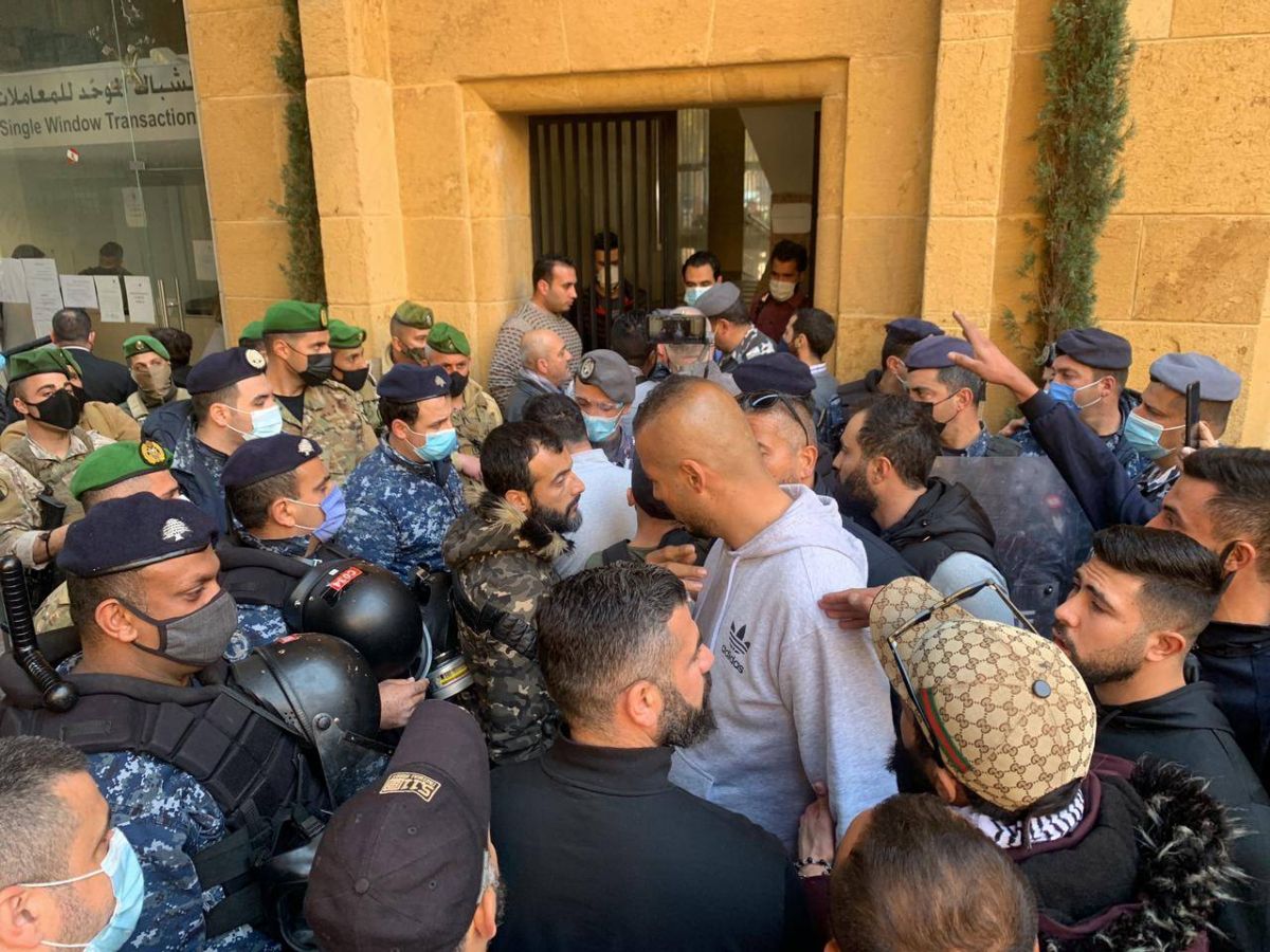 « La Constitution n’est pas un jouet », dénoncent les manifestants depuis Riad el-Solh