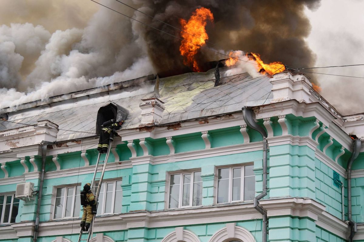 En Russie, des médecins terminent une opération à coeur ouvert en plein incendie