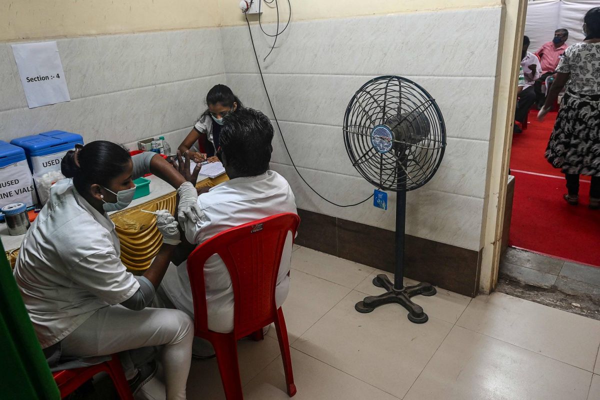 La vaccination connaît des ratés, contaminations record en Inde