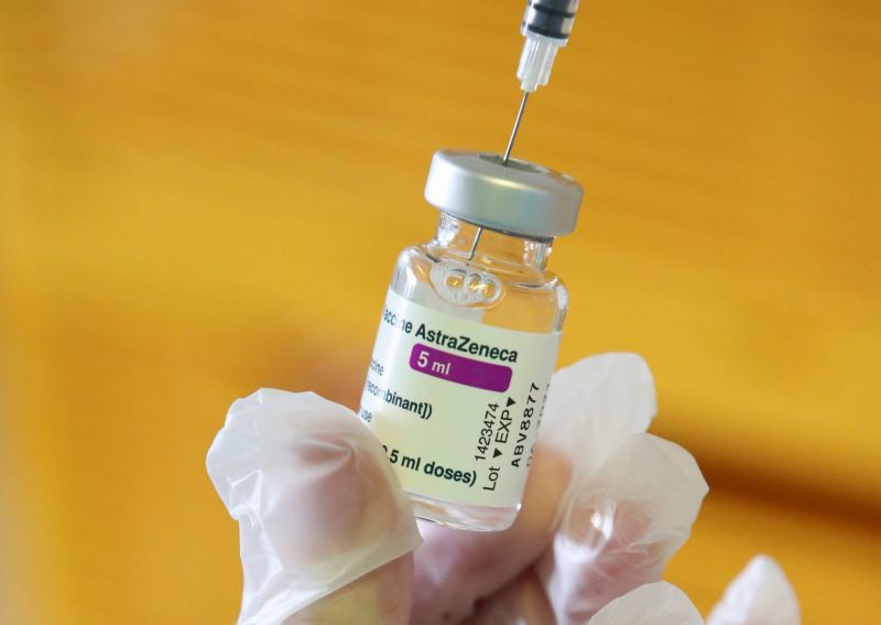 Des caillots sanguins associés au vaccin AstraZeneca mais le bénéfice l'emporte