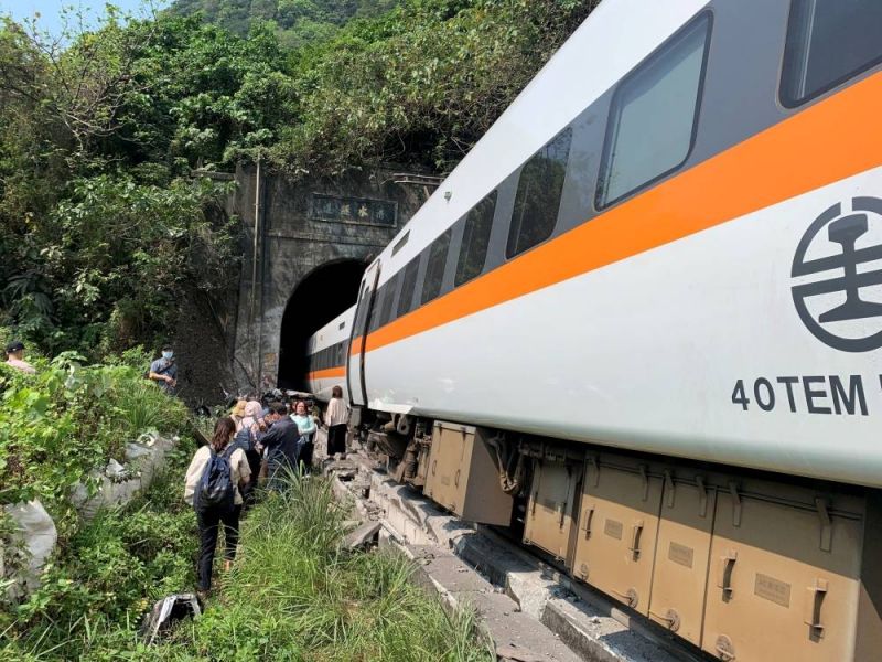 Un train déraille dans un tunnel, au moins 50 morts