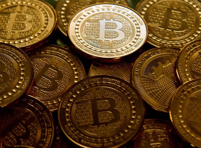Le bitcoin dépasse 62.000 dollars, son plus haut historique