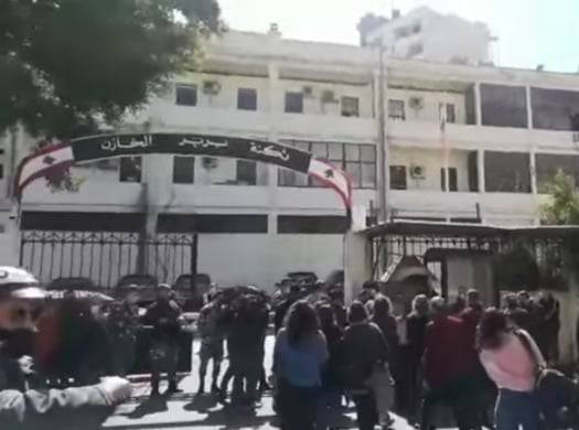 Rassemblement en faveur de militantes convoquées après une plainte déposée par l'avocat de Bassil