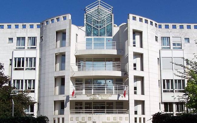 Un mort et un blessé grave par balles devant un hôpital à Paris, le tireur en fuite
