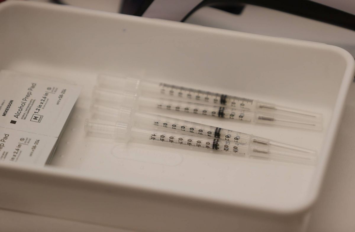 Pfizer et Moderna: l'Académie française de médecine veut 6 mois entre les doses