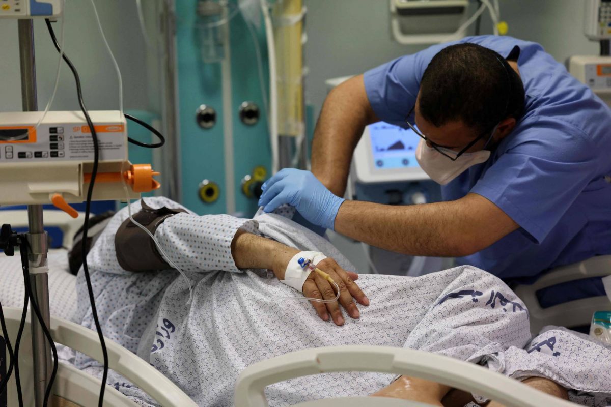 Dans une unité de soins intensifs de Gaza débordée par le coronavirus