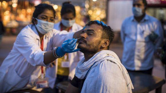 L'Inde bat un nouveau record, l'Europe déconfine prudemment
