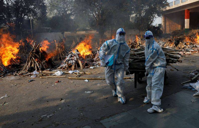 L'aide internationale afflue en Inde, les mesures sanitaires allégées en France et en Grèce