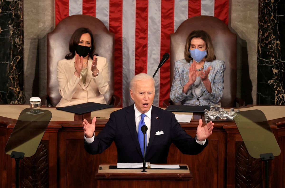 Deux femmes derrière Biden pour son discours au Congrès, une première
