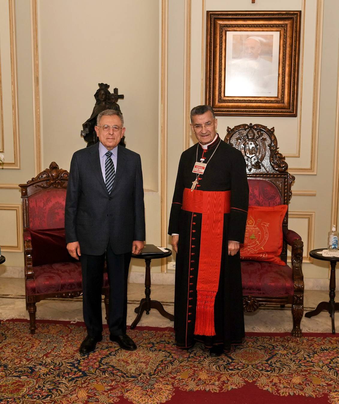 Reçu à Bkerké, Siniora exprime à Raï le soutien des anciens PM à ses efforts de conciliation