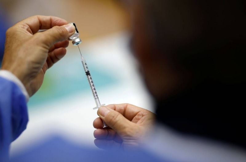 Caillots sanguins: l'EMA continue de surveiller les vaccins de Pfizer-BioNTech et Moderna