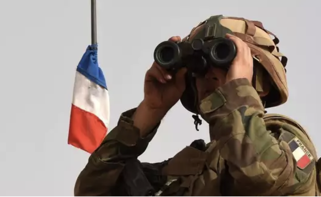 Une nouvelle tribune de militaires en préparation