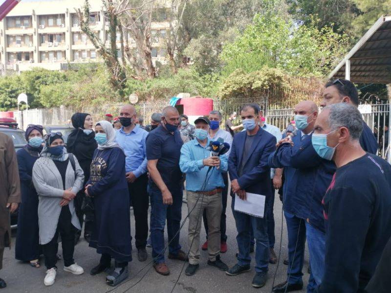 Des parents d'étudiants à l'étranger manifestent devant le palais de Justice de Beyrouth