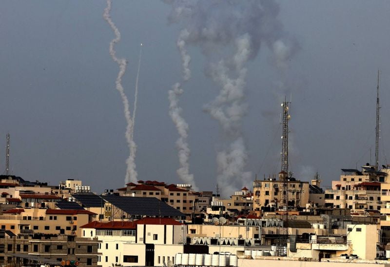 L'armée israélienne dit mener des frappes, le Hamas annonce la mort d'un de ses commandants