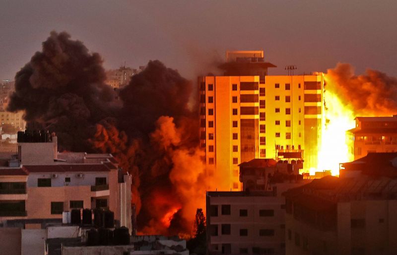 Destruction d'un immeuble d'une dizaine d'étages dans une frappe israélienne