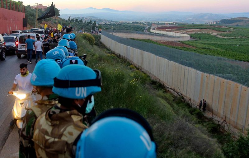 L'armée israélienne tire en direction de manifestants palestiniens escaladant le mur frontalier