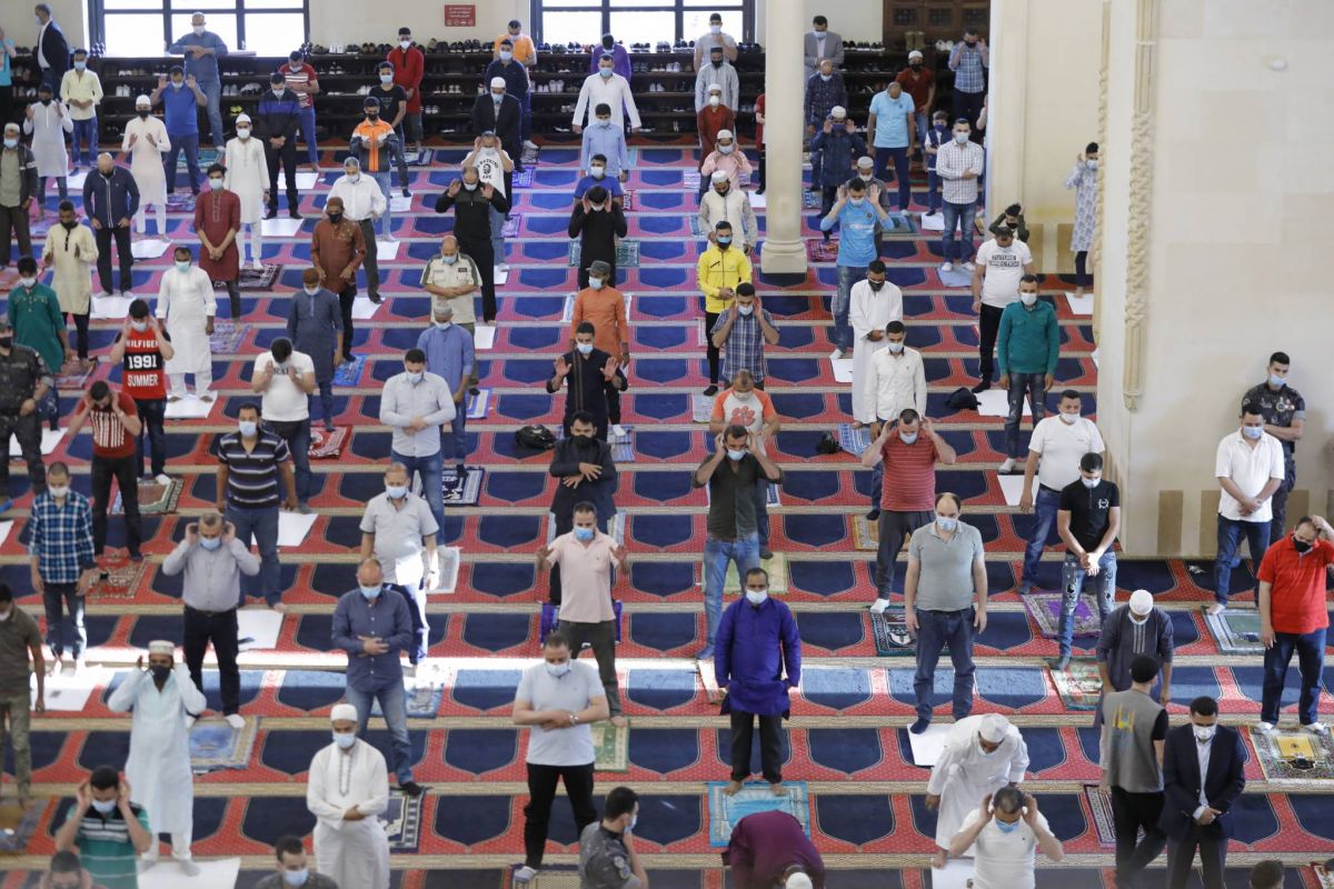 Lebanese Muslims adapt Eid al-Fitr festivities amid the country's new economic and social realities