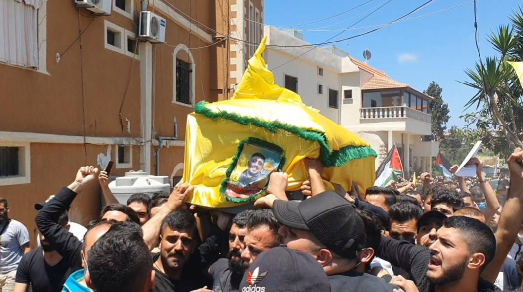 Le corps du manifestant affilié au Hezbollah tué par Israël est arrivé dans son village natal de Adloun