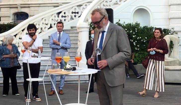 Signature d’« Anatomy of a Hummus plate » de Bernard Hage au musée Sursock
