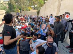 Des milliers de Syriens se dirigeant vers leur ambassade, hier, pour voter à la présidentielle. Photo Mohammad Yassine