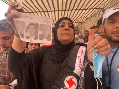 Nahla Obeid montre son bulletin de vote signé de son sang. Photo Mohammad Yassine