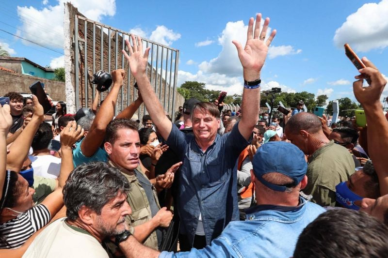 Amende pour Bolsonaro après un bain de foule sans masque