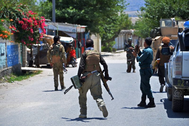Intenses combats entre soldats afghans et talibans à 120 km de Kaboul