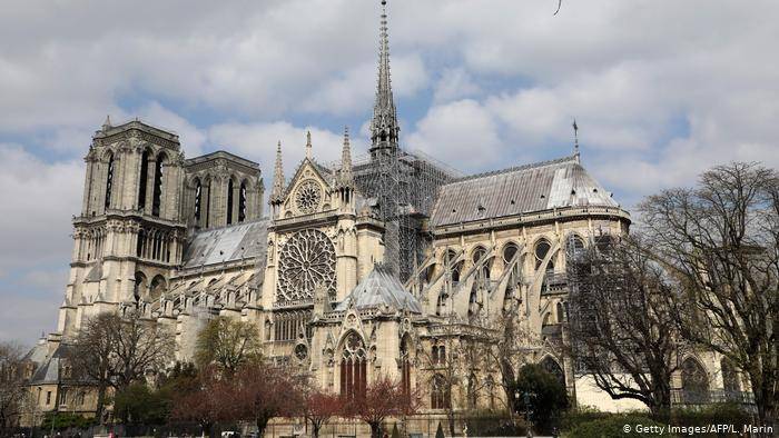 Pollution au plomb : le parvis de Notre-Dame de Paris fermé provisoirement