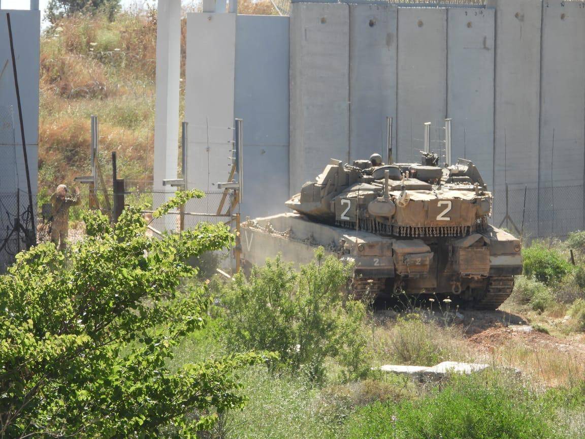Trois chars israéliens traversent la barrière technique