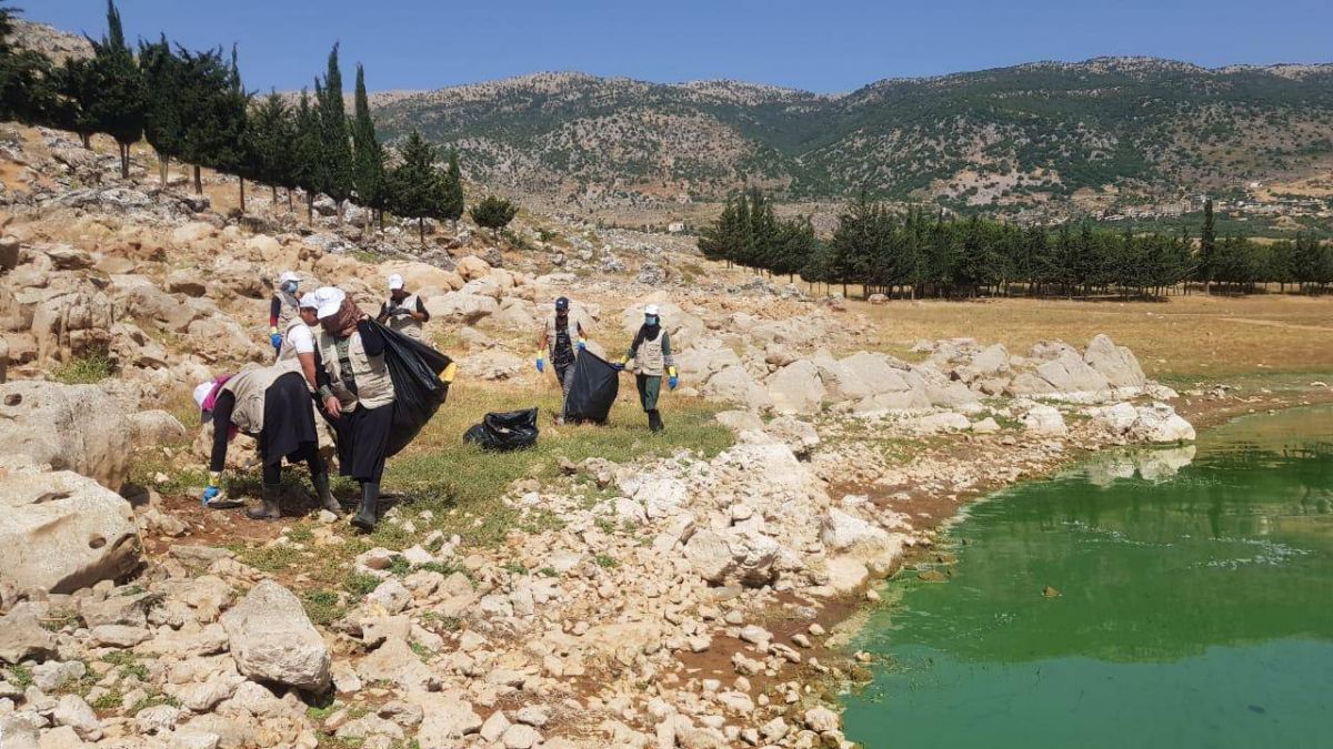 Collecte des déchets en plastique sur les bords du Qaraoun