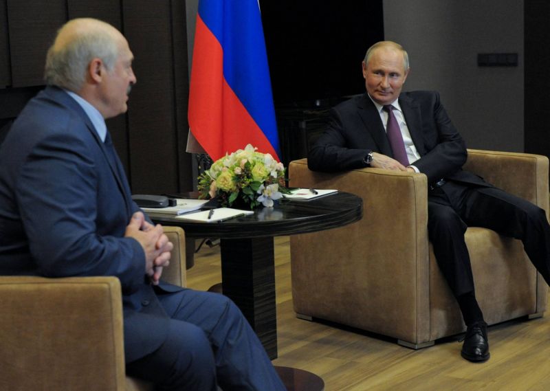 Poutine loue un rapprochement avec le Bélarus, après un scandale d'un vol dérouté