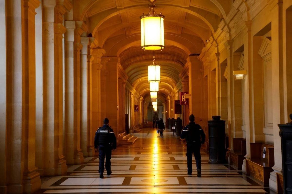Treize personnes jugées pour le cyberharcèlement d'une adolescente après des vidéos polémiques sur l'islam