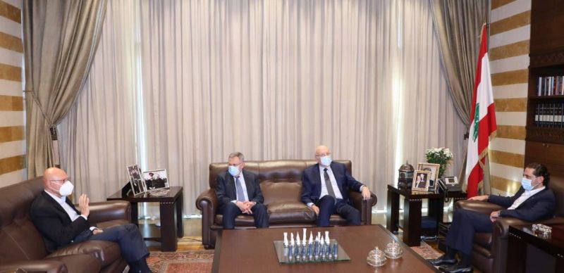 Formation du gouvernement : Hariri se réunit avec les anciens PM