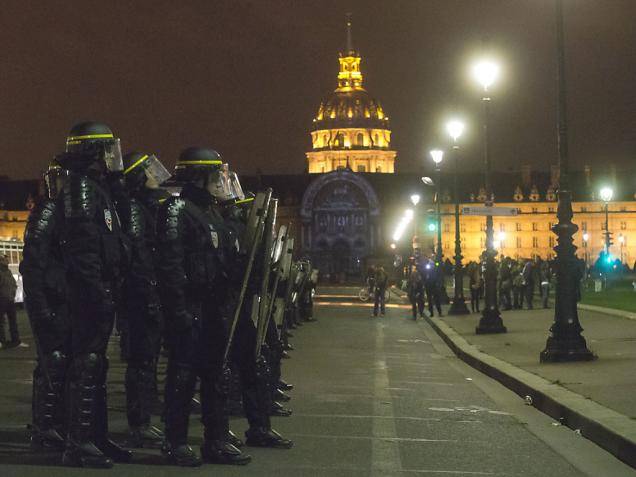 La police disperse des centaines de jeunes rassemblés pour une fête nocturne à Paris