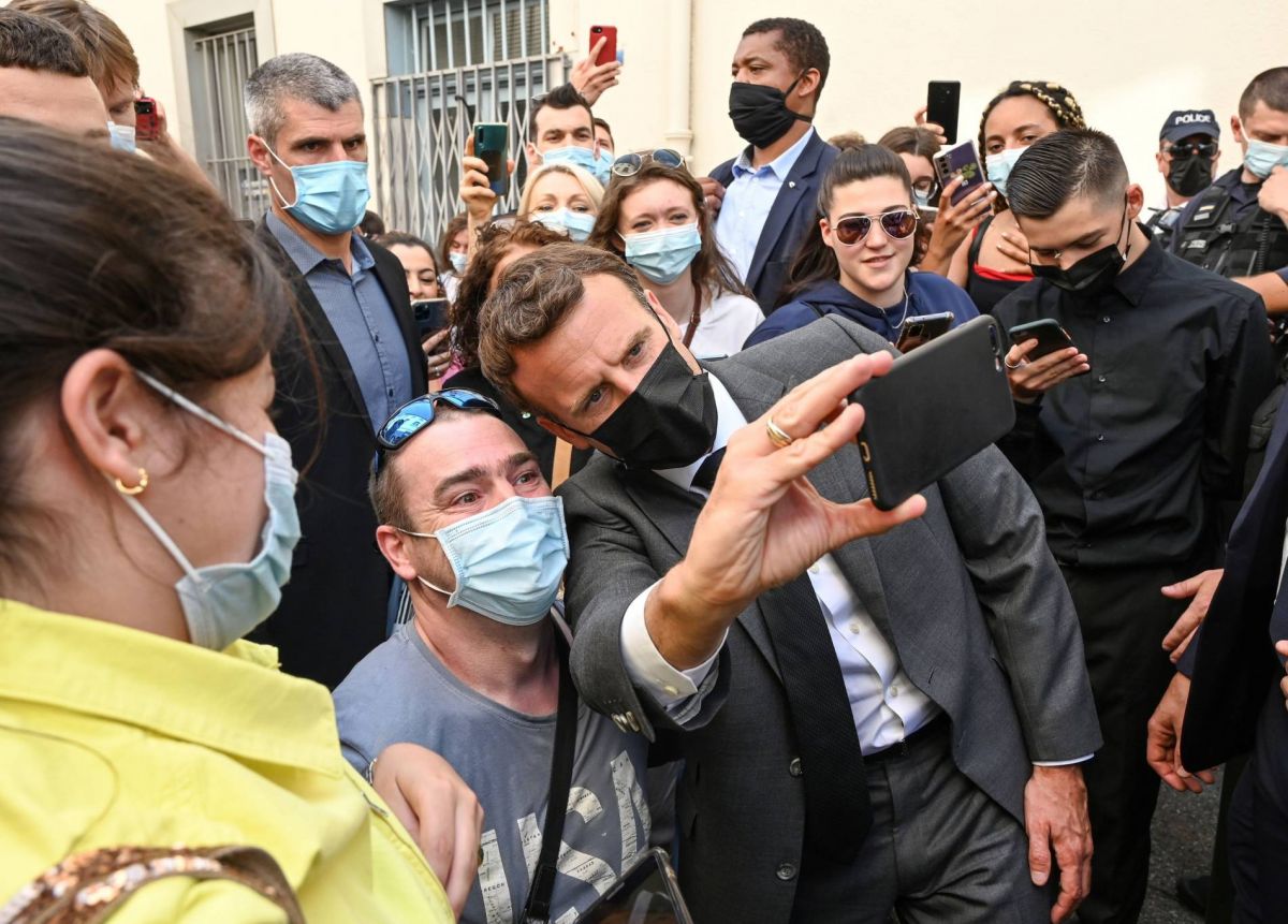 Macron giflé lors d’un déplacement, indignation générale