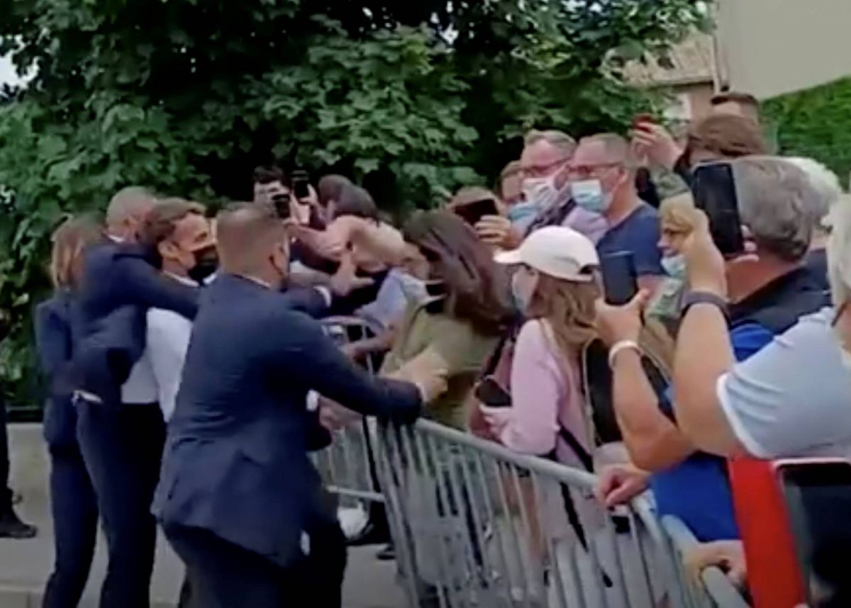 Macron giflé : l’agresseur fan du Moyen Âge et « curieux » de l’extrême droite