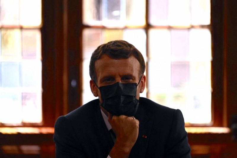 Macron juge prématurée la question de sa candidature, et annonce des 