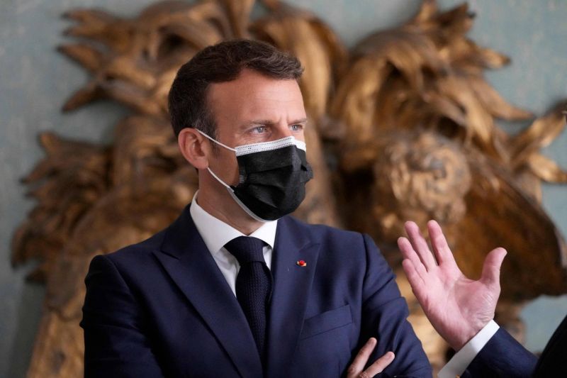 Prison pour l'agresseur de Macron, le président relativise l'incident
