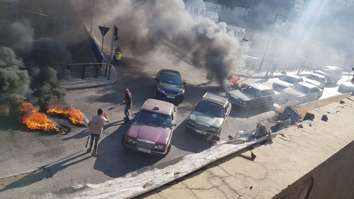 Plusieurs grands axes fermés par des manifestants à Beyrouth