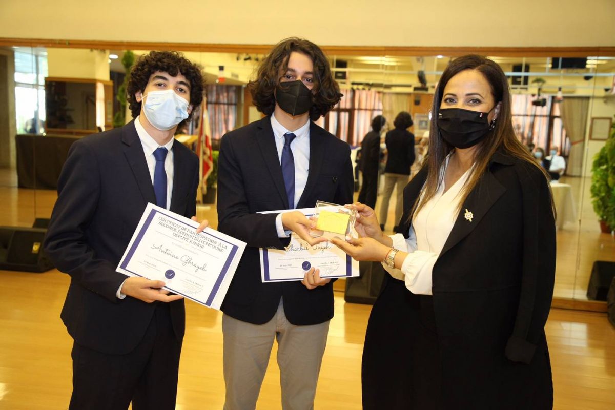 Remise de prix du jeu-concours « Élections député junior » organisé par une députée française