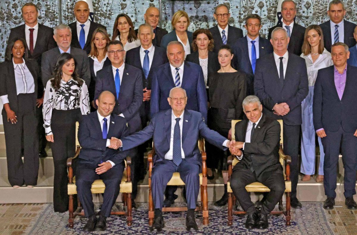 Le nouveau gouvernement entre en fonctions, le premier sans Netanyahu en 12 ans