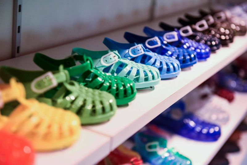 Icône des bords de mer, la sandale en plastique Méduse fête ses 75 ans