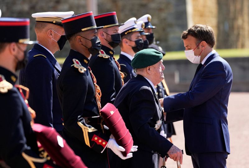Macron commémore l’appel du 18 Juin avec deux illustres vétérans