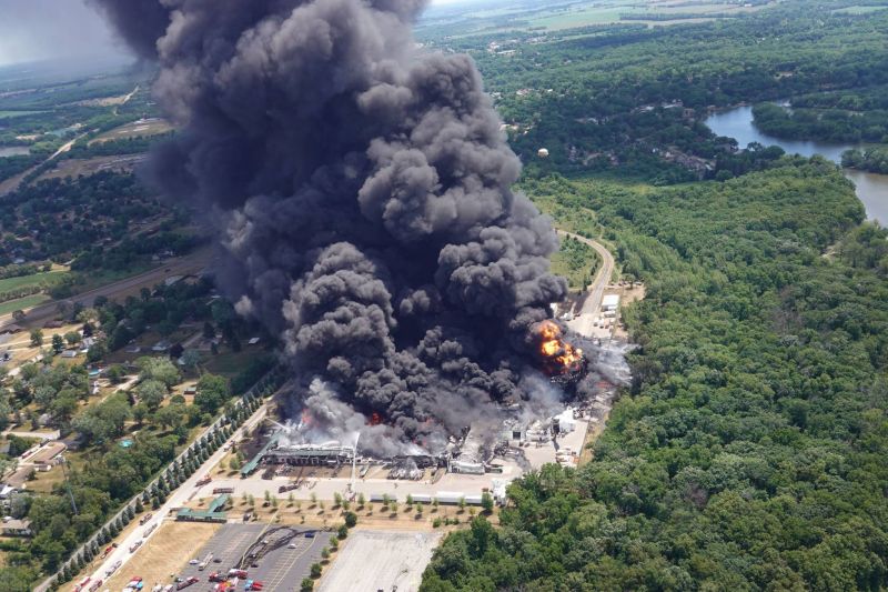 Evacuation autour d'une usine chimique en feu
